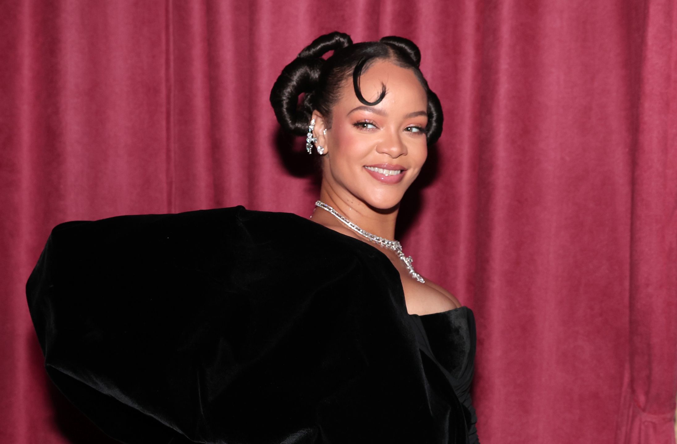 Złote Globy 2023. Lśniąca jak diamenty Rihanna i ASAP Rocky posyłają uśmiechy w czarnych stylizacjach