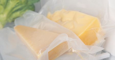 Moja teściowa żółty ser wkłada do mleka. Od kiedy znam powód, robię to samo