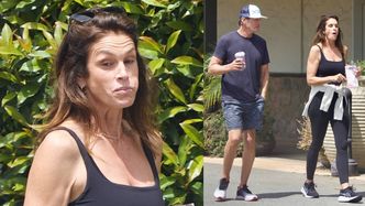 Naturalna Cindy Crawford maszeruje z mężem po Malibu i zajada się słodyczami