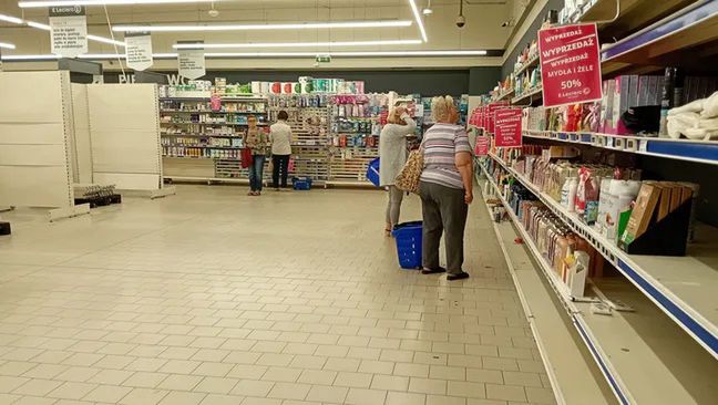Pracownicy zaczynają rozmontowywać sklepowe półki 