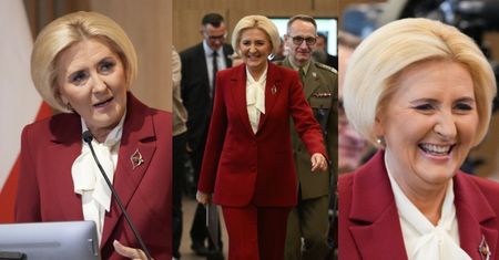 Agata Duda w bordowym garniturze i koszuli z żabotem na otwarciu Poradni Chorób Piersi. Zadała szyku?