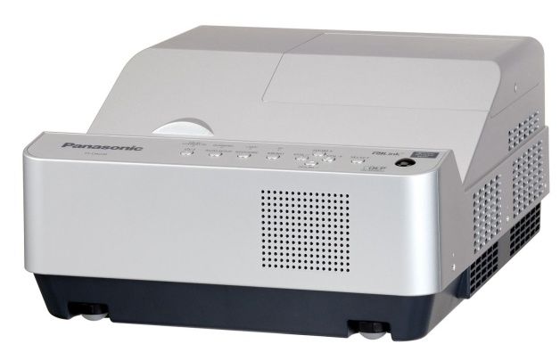 Panasonic PT-CW230 to projektor ultrakrótkiej ogniskowej, która umożliwia wyświetlanie 80-calowego obrazu z odległości 32 cm.
