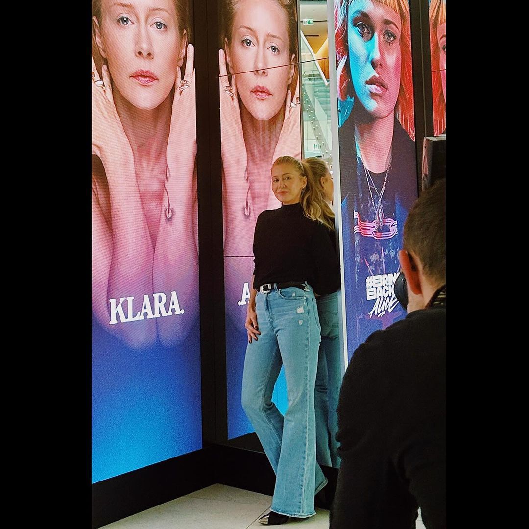 Katarzyna Warnke w szerokich jeansach