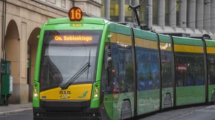 Zderzenie tramwaju z samochodem w centrum Poznania. Są utrudnienia