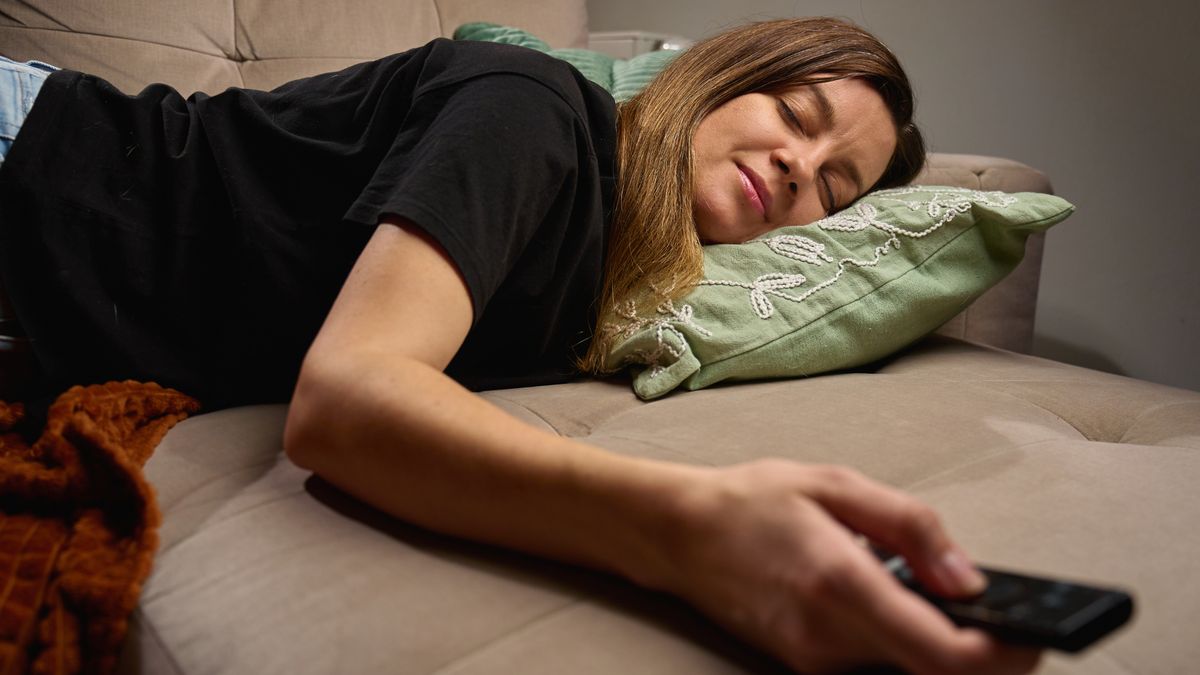 Zaśnięcie nie odcina mózgu od dźwięków z telewizora
