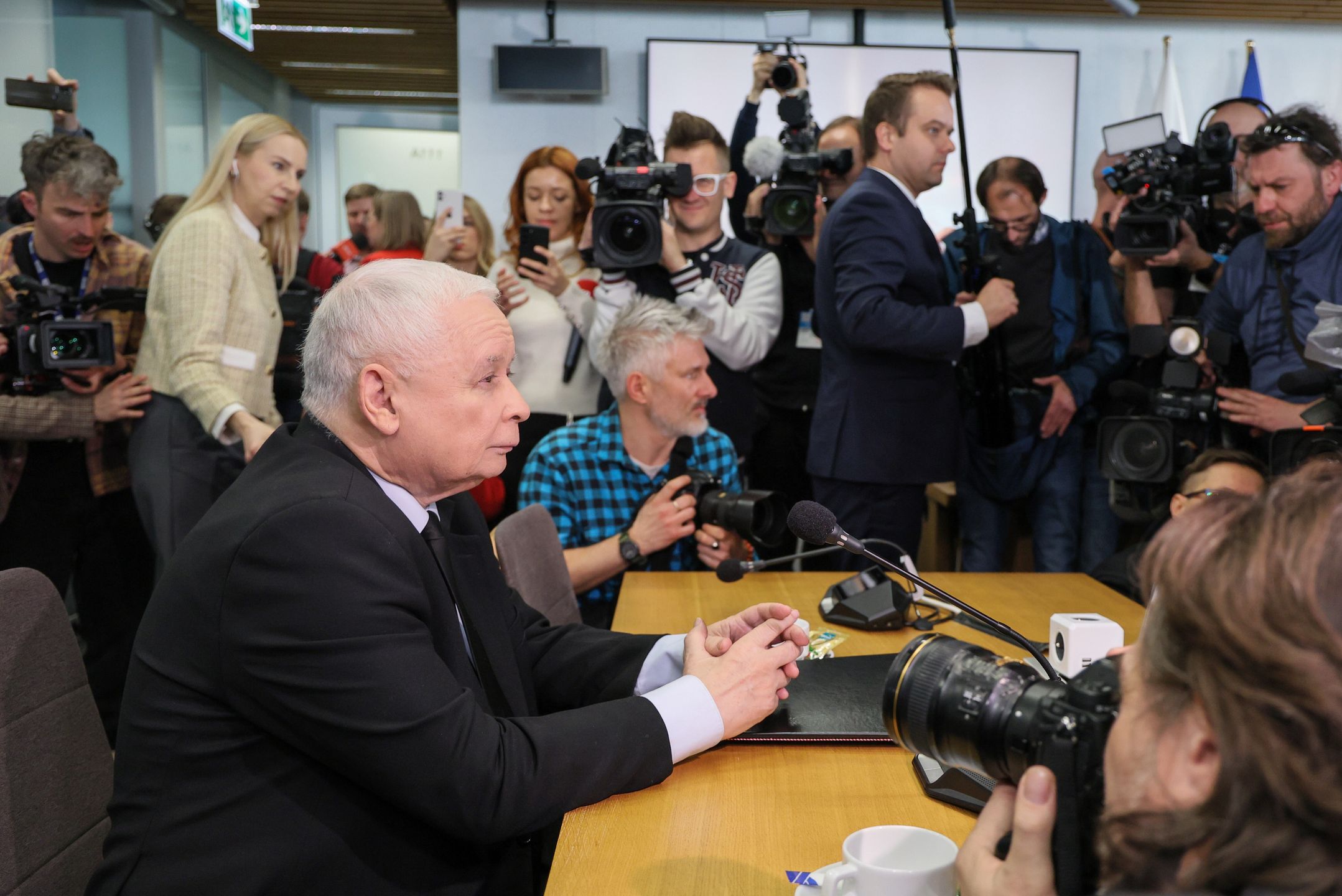 Warszawa, 15.03.2024. Wezwany na świadka prezes PiS Jarosław Kaczyński (C-L) podczas posiedzenia komisji śledczej ds. Pegasusa w Sejmie w Warszawie, 15 bm. Komisja ma zbadać legalność, prawidłowość i celowość czynności podejmowanych z wykorzystaniem oprogramowania Pegasus. (jm) PAP/Paweł Supernak