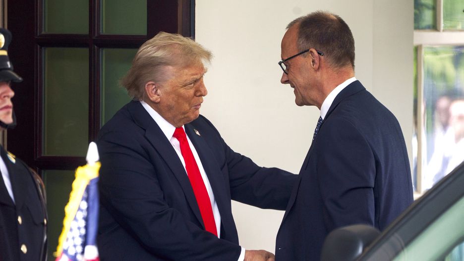 US President Trump meets German Chancellor Merz at the White House
epa12158068 US President Donald Trump (L) greets German Chancellor Friedrich Merz at the White House in Washington, DC, USA, 05 June 2025.  EPA/WILL OLIVER 
Dostawca: PAP/EPA.
WILL OLIVER
meeting, diplomacy, diplomatic relations, politicians