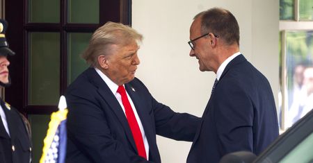 Merz w Białym Domu. Przywiózł Trumpowi prezent