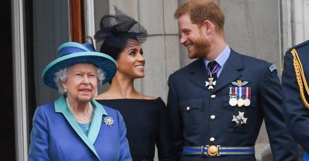 Meghan Markle uczyła się od królowej, książę Karol był dla niej jak ojciec. Biografia byłych royalsów szokuje