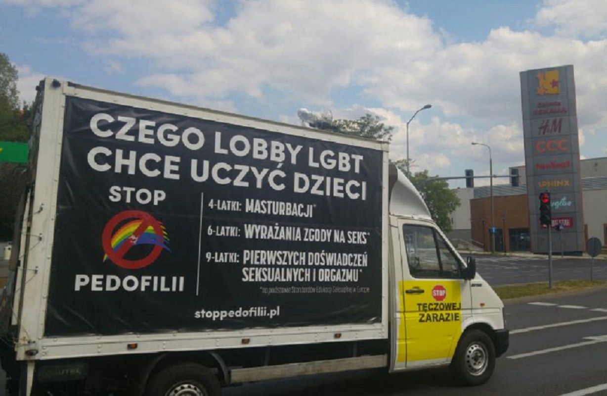 Przełom ws. homofobicznych furgonetek. "Takiego orzeczenia w Polsce jeszcze nie było"