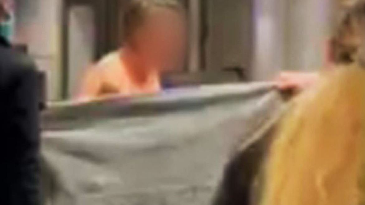 Naga kobieta została zabrana z lotniska Denver do szpitala 