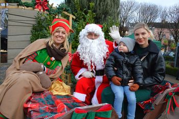 Uniejów: Barwne stoiska i muzyczna oprawa orkiestry i św. Mikołaj