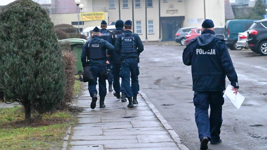 Kliniska Wielkie (woj. zachodniopomorskie), 17.02.2023. Ewakuacja mieszkańców miejscowości Kliniska Wielkie, 17 bm. Wszyscy mieszkańcy Klinisk Wielkich otrzymali polecenie ewakuacji z powodu akcji usuwania niewybuchu z czasów II wojny światowej, który odnaleziono w pobliżu torów kolejowych. Osoby, które nie mają możliwości opuszczenia miejscowości we własnym zakresie, są ewakuowane autobusami. Ewakuowanym mieszkańcom zalecono zabranie prowiantu. (aldg) PAP/Marcin Bielecki***Zdjęcie do depeszy PAP pt. Zachodniopomorskie/ Rozpoczęła się ewakuacja mieszkańców Klinisk Wielkich, wstrzymany ma być ruch pociągów***