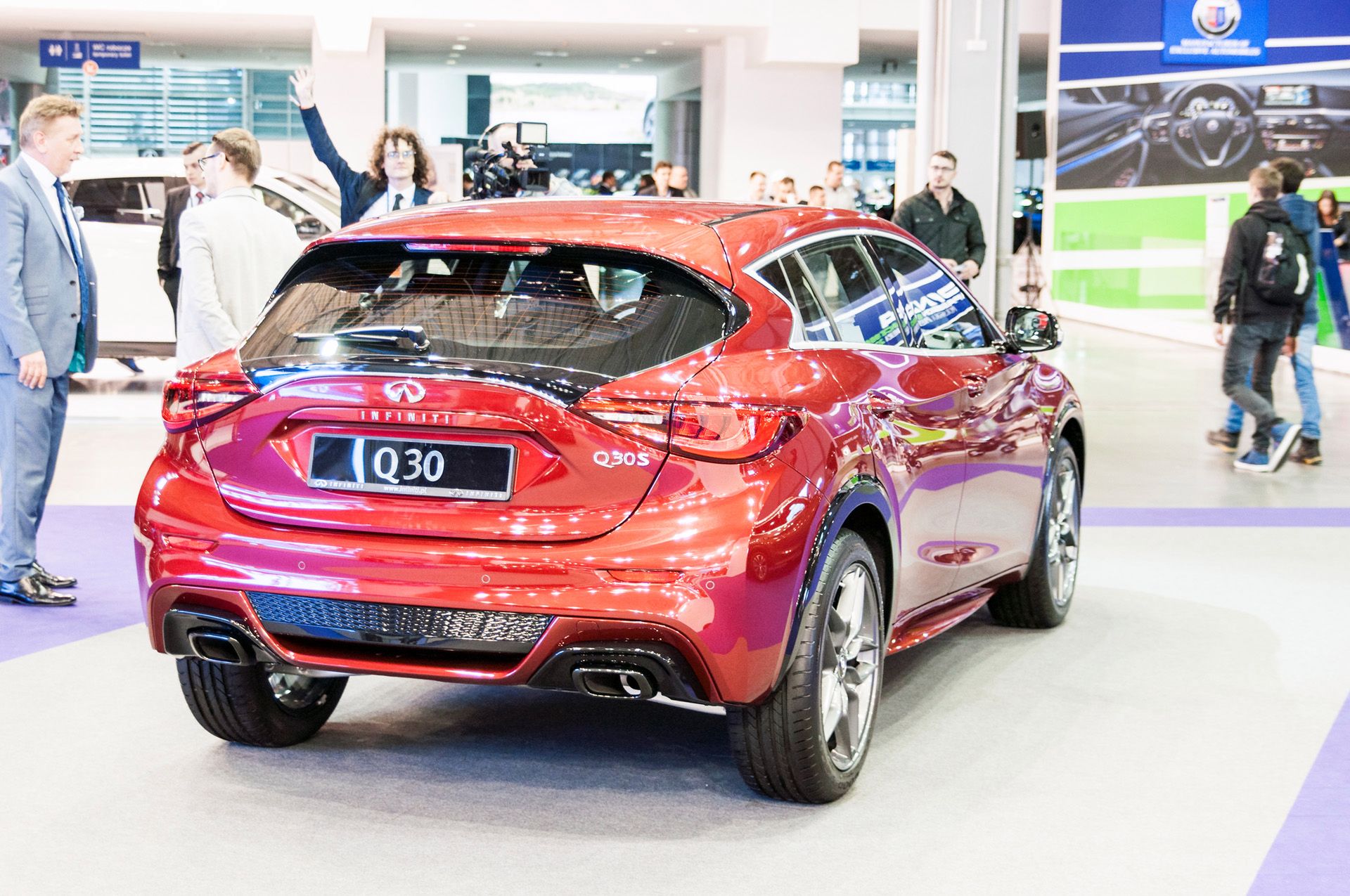Infiniti Q30 oraz pozdrawiający czytelników naszego serwisu redaktor konkurencji.