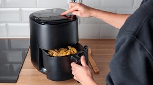 Airfryer czy piekarnik? Różnice w kosztach zużycia prądu mogą zaskoczyć