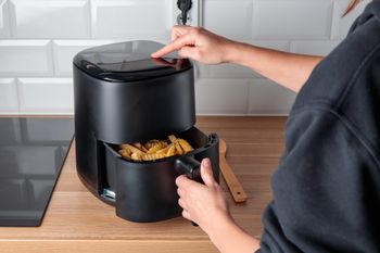 Airfryer czy piekarnik? Różnice w kosztach zużycia prądu mogą zaskoczyć