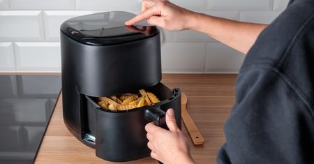 Airfryer czy piekarnik? Różnice w kosztach zużycia prądu mogą zaskoczyć