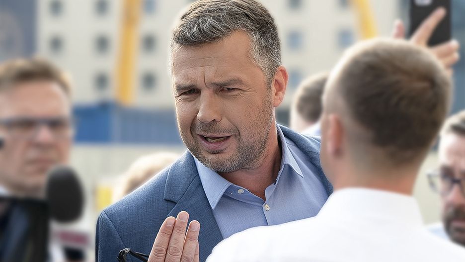 Michał Rachoń przed siedzibą Telewizyjnej Agencji Informacyjnej 
