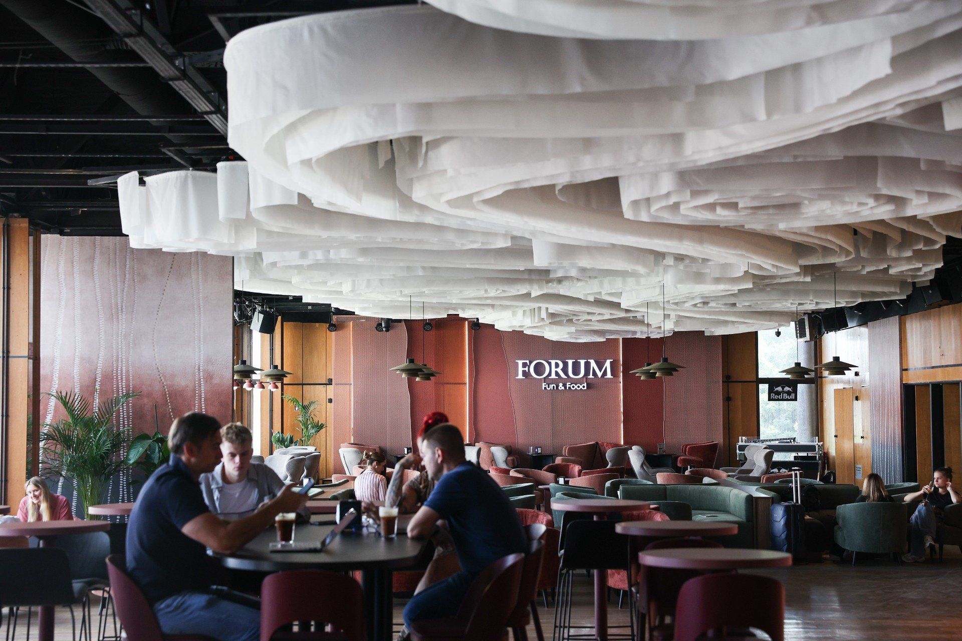 Nie ma już Forum Przestrzenie, ale jest Forum Fun and Food –nowe centrum rozrywki i gastronomii. Tak wygląda w środku. Nowocześnie, atrakcyjnie, na bogato! Czy nowa miejscówka na imprezowej mapie Krakowa będzie cieszyć się powodzeniem? Czas pokaże!