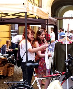 Wrocław. Ręki Dzieła Fest 2020. Artystyczne wyroby na targach pod chmurką