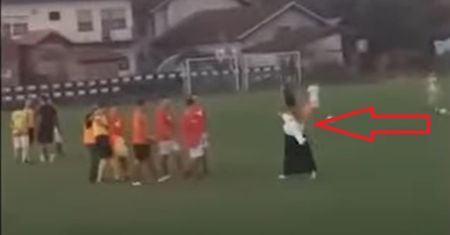 Sceny po meczu. Kobieta w długiej sukni nagle wtargnęła na boisko