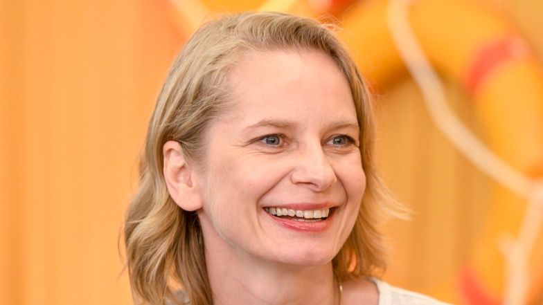 Magdalena Cielecka w panterkowym bikini pałaszuje lody na wakacjach