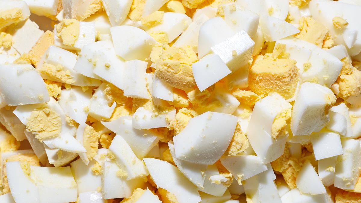 Nadmiar suplementów, głodówki czy niedobór białka mogą wpływać na kondycję włosów