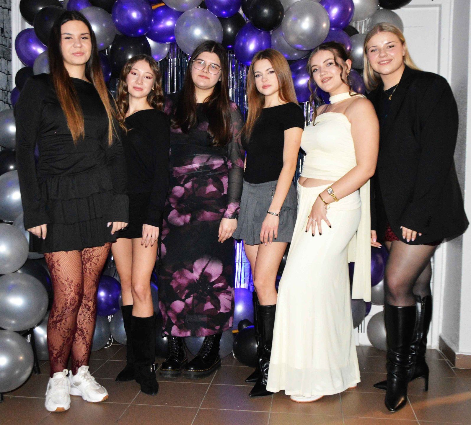 Tak bawiła się młodzież na balu andrzejkowym w II Liceum w Skarżysku - Kamiennej.