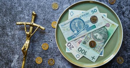 Datek za mszę za zmarłego. Czy jest cennik i ile zwyczajowo daje się księdzu?