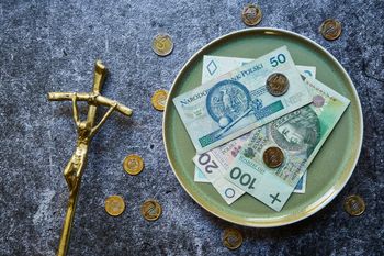Datek za mszę za zmarłego. Czy jest cennik i ile zwyczajowo daje się księdzu?