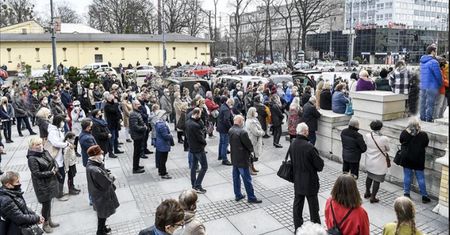 Fani nie zawiedli. Tłumy przed kościołem