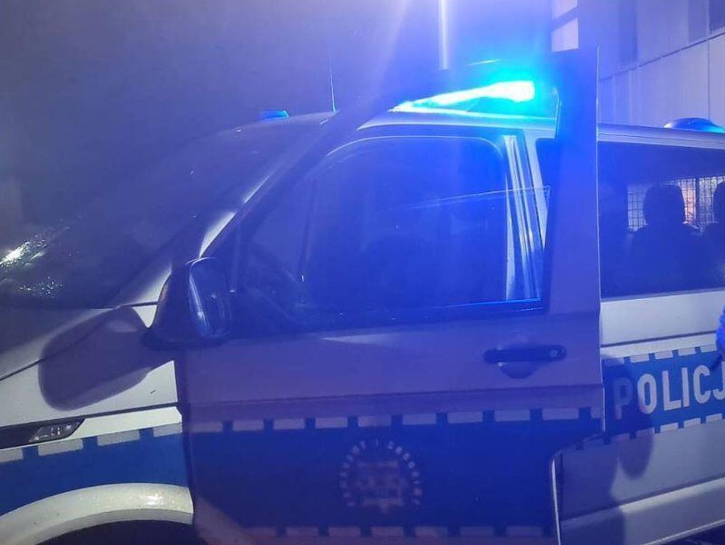 Pracownik hotelu zgłosił, że mężczyzna chce skoczyć z okna. Po przyjeździe służb dobrze się bawił