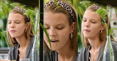 Naturalna Iga Lis grymasi i liże łyżkę w restauracji (ZDJĘCIA)