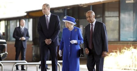 Królowa Elżbieta i książę William odwiedzili ofiary pożaru w Londynie (ZDJĘCIA)