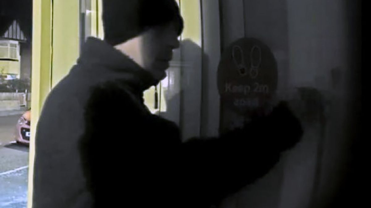 53-letni Hayden Brown zakleił zamek w drzwiach punktu szczepień