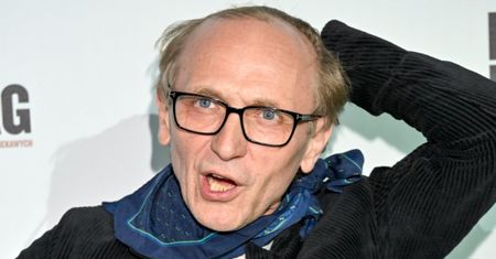 Andrzej Chyra wychwala Donalda Tuska, uderzając w PiS. Aktor pożalił się na emerytury artystów: "KLEPIĄ BIEDĘ"