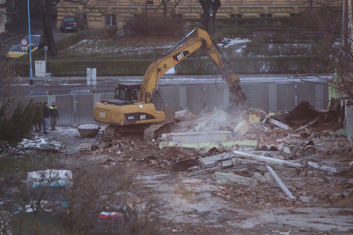 Legnica: Były sklep przez miesiące był niszczony przez wandali, właśnie kończy się jego rozbiórka