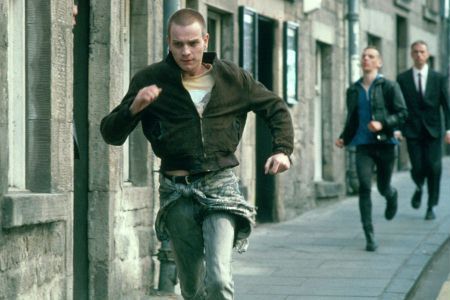 "Trainspotting" (1996), surowy i prowokujący portret młodości na skraju społeczeństwa, w reżyserii Danny'ego Boyle'a, oparty na powieści Irvine'a Welsha.