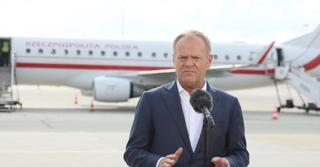 To Donald Tusk "sfinalizował zakup" Airbusów dla LOT-u? "Pławi się w sukcesie firmy"