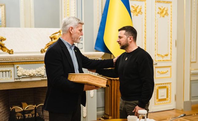 Przekazanie pistoletu prezydentowi Zełenskiemu