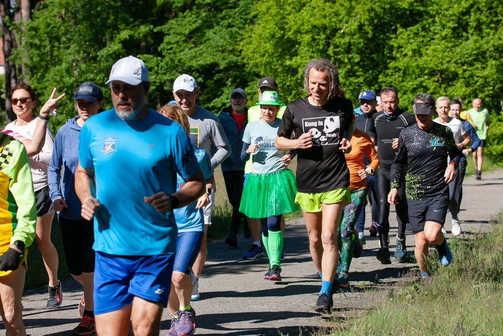 Edycja Parkrun Bydgoszcz z 24 maja odbyła się przy pięknej słonecznej pogodzie i temperaturze 13-14 stopni. Warunki do biegania były zatem idealne. 