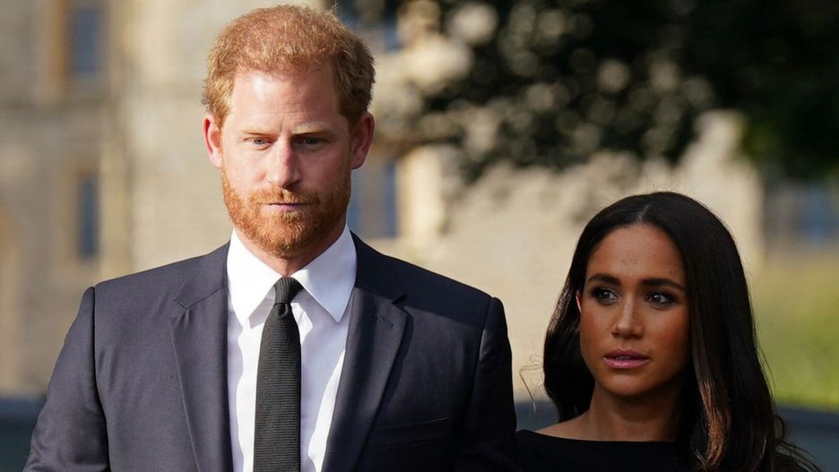 Ksi???ta William i Harry z ?onami pod zamkiem Windsor
The Duke and Duchess of Sussex meeting members of the public at Windsor Castle in Berkshire following the death of Queen Elizabeth II on Thursday. Picture date: Saturday September 10, 2022.
Kirsty O'Connor