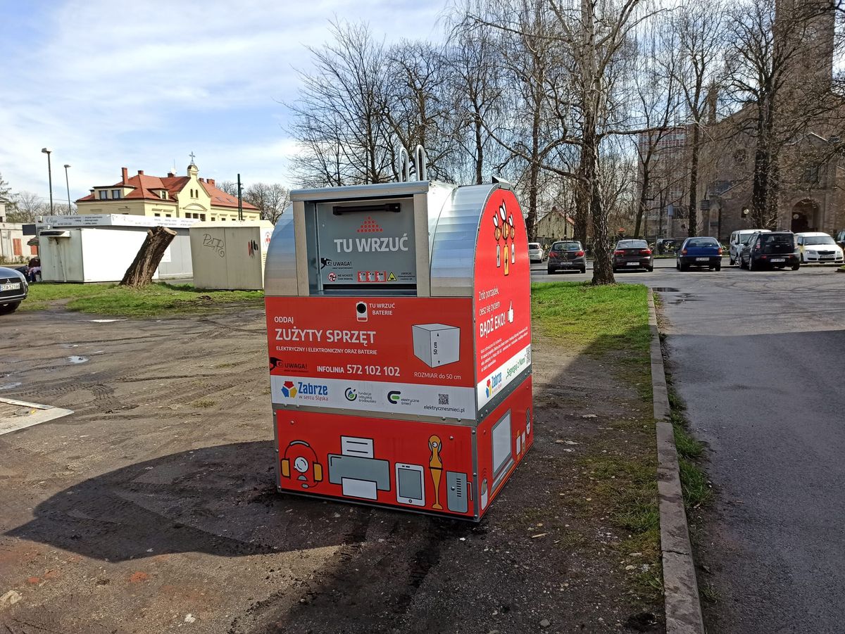 Zabrze. Charakterystyczne, czerwone kontenery stanęły na ternie miasta.