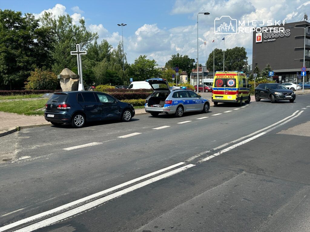 Warszawa: Kierujący autem dostawczym wymusił pierwszeństwo i wjechał w bok osobówki. Uciekł, ale zgubił tablicę rejestracyjną