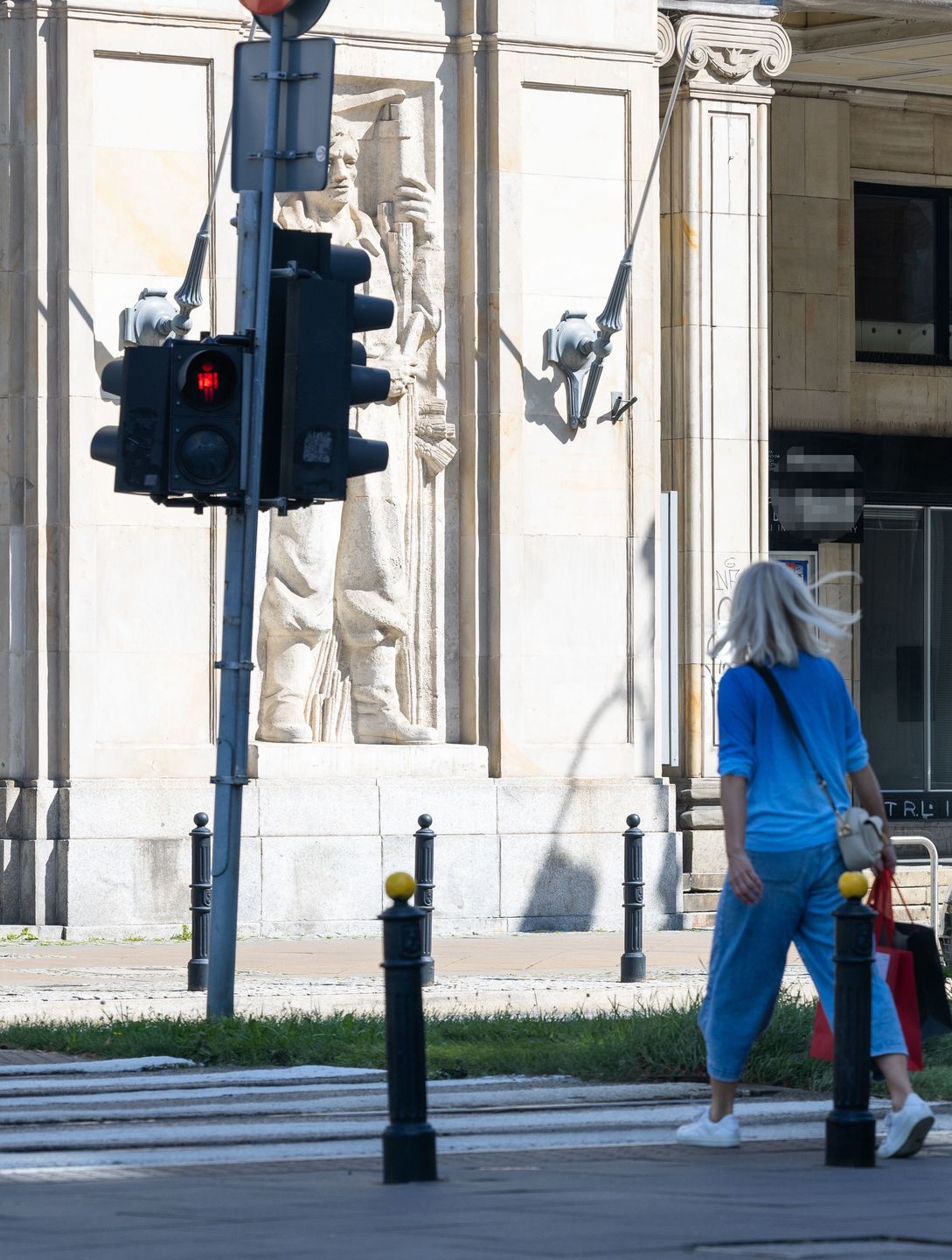 Małgorzata Foremniak przechodzi na czerwonym