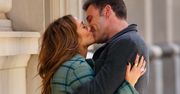 Namiętny pocałunek Jennifer Lopez i Ben Affleck na oczach fotoreporterów. Pokazówka?