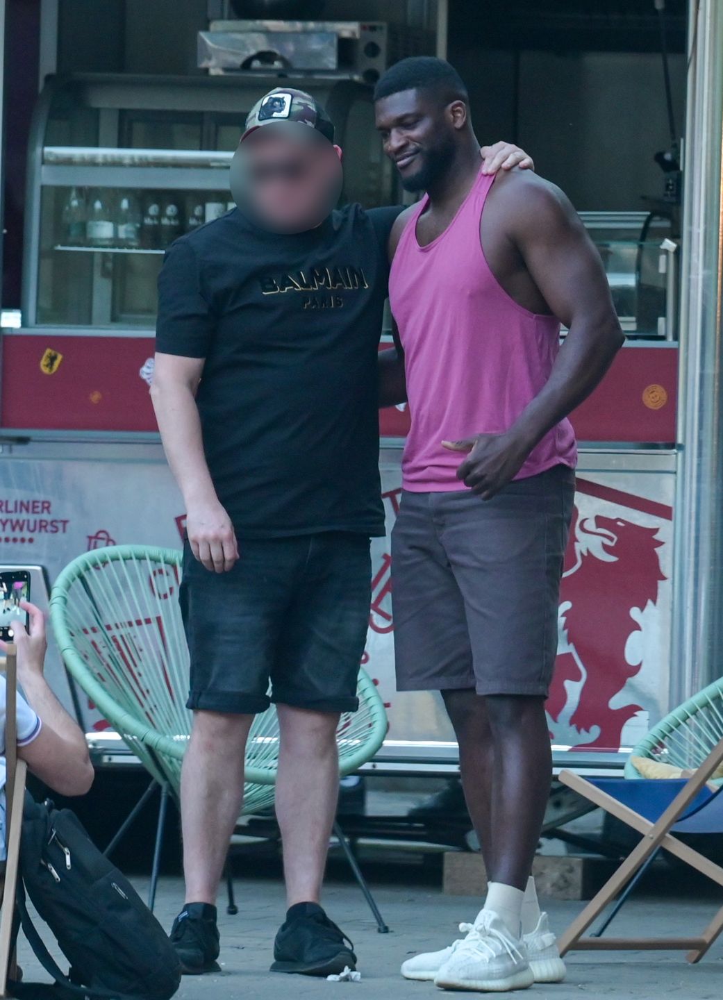 Allan Krupa sprzedaje kiełbaski w food trucku