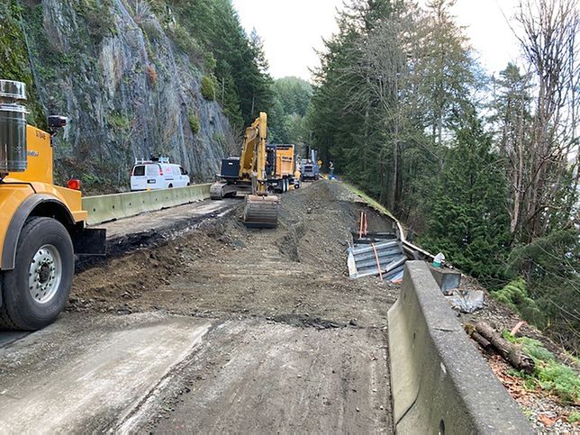 Flooding in British Columbia, Canadaepa09587743 A handout photo made available by the Ministry of Transportation and Infrastructure showing repair operations on the Malahat Highway on Vancouver Island following flooding caused by days of rain near Victoria, British Columbia, Canada, 16 November 2021 (issued 17 November 2021). One person in reported dead and flooding has caused damage to roads and bridges in western Canada near Vancouver.  EPA/MINISTRY OF TRANSPORTATION AND INFRASTRUCTURE  / HANDOUT  HANDOUT EDITORIAL USE ONLY/NO SALES Dostawca: PAP/EPA.MINISTRY OF TRANSPORTATION AND INFRASTRUCTURE  / HANDOUT