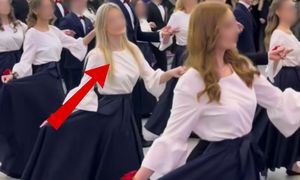 Ujęcia ze studniówki. Wszyscy patrzą na jedno