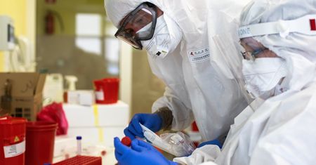 Koronawirus. Powrót do szkoły. Dr Tomasz Ozorowski ostrzega: Lawinowy wzrost zakażeń nastąpi pod koniec września